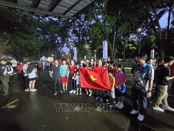 Cộng đồng người Việt tại Jakarta tham gia cổ vũ cho đội tuyển Việt Nam. Ảnh: Minh Hưởng - Pv TTXVN tại Indonesia. 