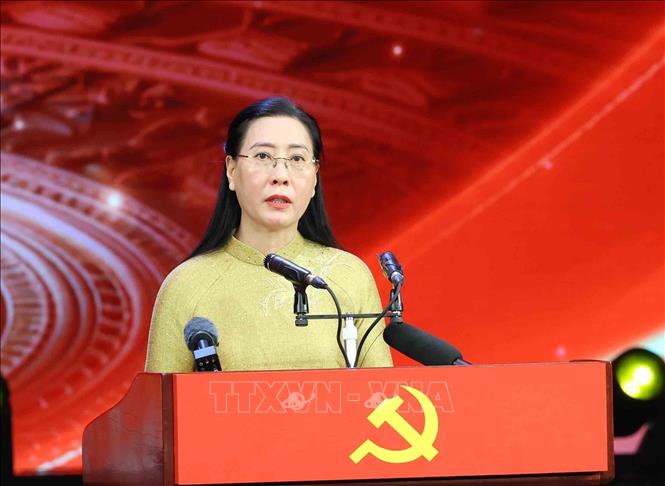 Đồng chí Bùi Thị Quỳnh Vân, Uỷ viên Trung ương Đảng, Phó Trưởng Ban Tổ chức Trung ương, Phó Trưởng Ban Chỉ đạo Giải Búa liềm Vàng lần thứ X trình bày báo cáo về chương trình buổi lễ. Ảnh: Phương Hoa - TTXVN