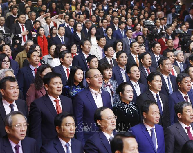 Các đại biểu thực hiện nghi thức chào cờ. Ảnh: Thống Nhất - TTXVN