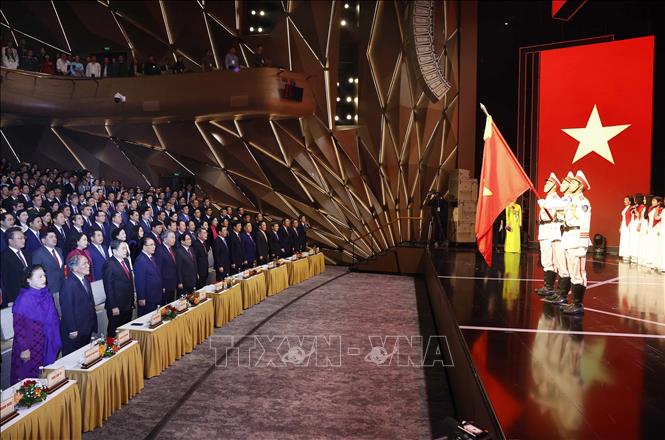 Tổng Bí thư Tô Lâm cùng các đồng chí lãnh đạo, nguyên lãnh đạo Đảng, Nhà nước thực hiện nghi thức chảo cờ. Ảnh: Thống Nhất - TTXVN