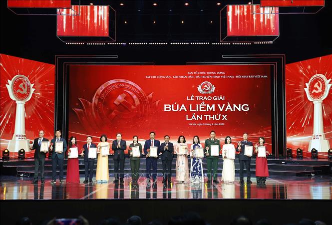 Chủ tịch Quốc hội Trần Thanh Mẫn và Thường trực Ban Bí thư Trần Cẩm Tú trao giải B cho các tác giả đạt giải. Ảnh: Thống Nhất - TTXVN
