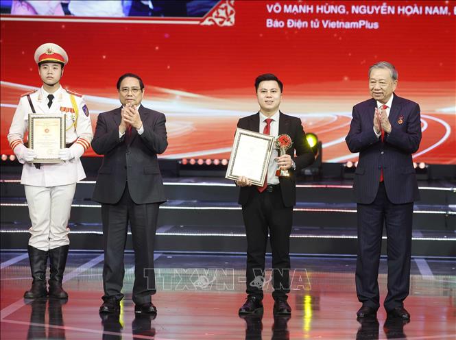 Tổng Bí thư Tô Lâm và Thủ tướng Phạm Minh Chính trao giải A cho nhóm tác giả Báo điện tử VietnamPlus, Thông tấn xã Việt Nam. Ảnh: Thống Nhất – TTXVN