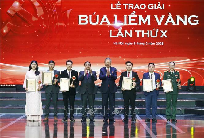 Tổng Bí thư Tô Lâm  và Thủ tướng Phạm Minh Chính trao giải A cho tác giả và nhóm tác giả. Ảnh: Thống Nhất – TTXVN