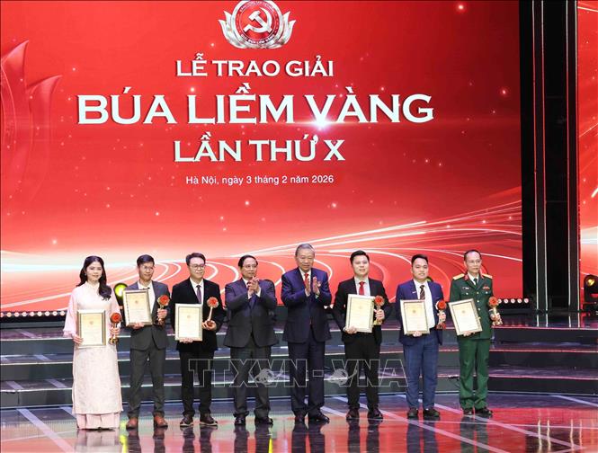 Tổng Bí thư Tô Lâm và Thủ tướng Phạm Minh Chính trao giải A cho các tác giả và nhóm tác giả. Ảnh: Phương Hoa – TTXVN