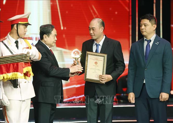 National Assembly Chairman Tran Thanh Man presents the Golden Hammer and Sickle Award (B Prize) to author Vu Minh Duc, a reporter from the Press Photography Department of the Vietnam News Agency (VNA). VNA Photo