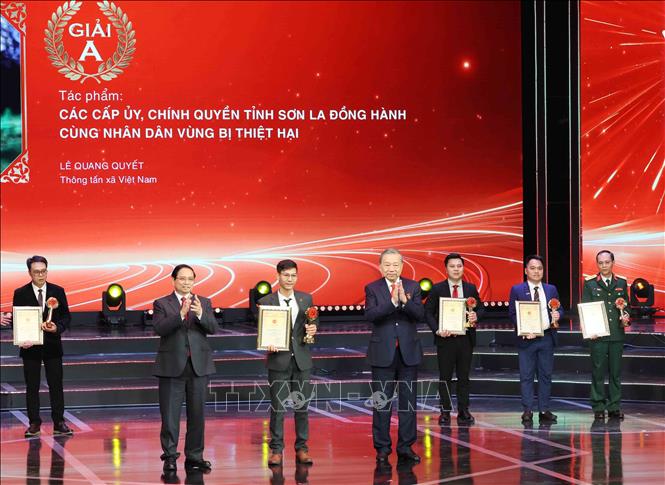 Tổng Bí thư Tô Lâm và Thủ tướng Phạm Minh Chính trao giải A cho nhà báo Lê Quang Quyết, Thông tấn xã Việt Nam. Ảnh: Phương Hoa - TTXVN