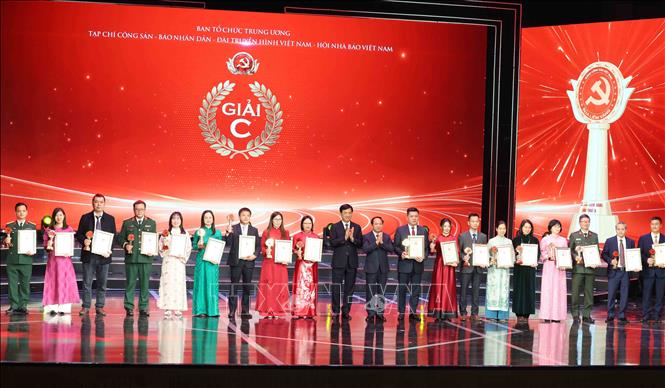 Các tác giả, nhóm tác giả nhận giải C Giải Búa liềm Vàng lần thứ X - năm 2025. Ảnh: Phương Hoa - TTXVN