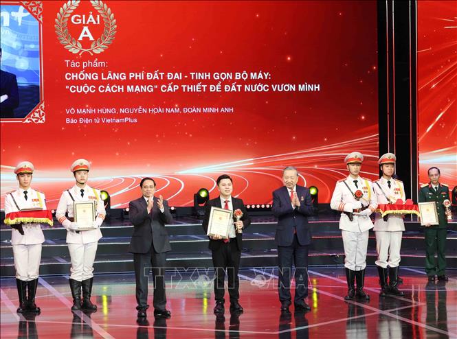 Tổng Bí thư Tô Lâm và Thủ tướng Phạm Minh Chính trao giải A cho nhóm tác giả Báo Điện tử VietnamPlus, Thông tấn xã Việt Nam. Ảnh: Phương Hoa - TTXVN