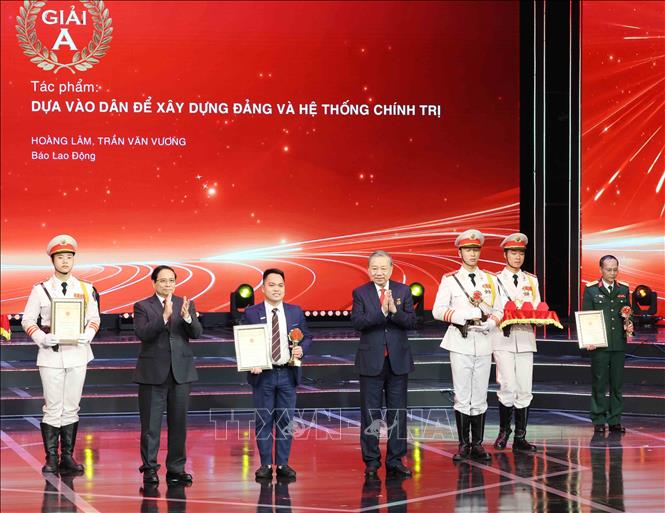 Tổng Bí thư Tô Lâm và Thủ tướng Phạm Minh Chính trao giải A cho nhóm tác giả Báo Lao động. Ảnh: Phương Hoa - TTXVN