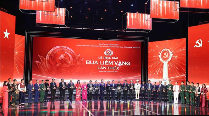 Đồng chí Trần Cẩm Tú, Uỷ viên Bộ Chính trị, Thường trực Ban Bí thư và đồng chí Nguyễn Trọng Nghĩa, Uỷ viên Bộ Chính trị, Bí thư Trung ương Đảng, Chủ nhiệm Tổng cục Chính trị Quân đội nhân dân Việt Nam trao biểu trưng vinh danh Bí thư Chi bộ xuất sắc. Ảnh: Phương Hoa - TTXVN