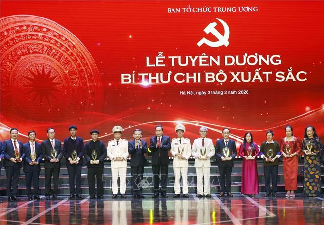 Chủ tịch Quốc hội Trần Thanh Mẫn và đồng chí Lê Minh Trí, Uỷ viên Bộ Chính trị, Bí thư Trung ương Đảng, Trưởng Ban Nội chính Trung ương Lê Minh Trí trao biểu trưng vinh danh các Bí thư Chi bộ xuất sắc. Ảnh: Thống Nhất – TTXVN