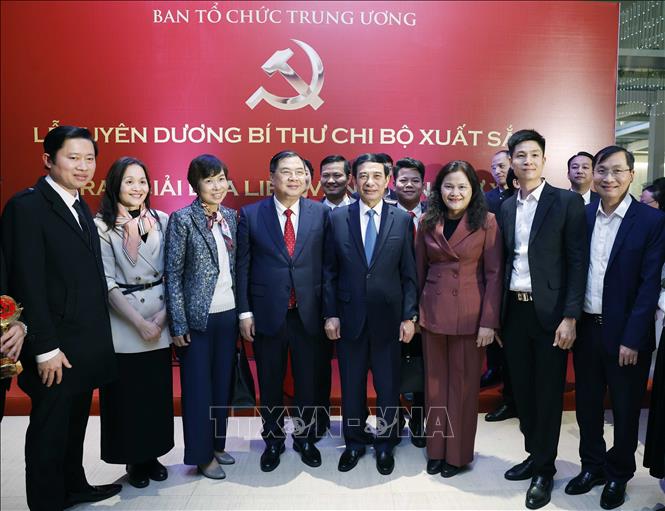 Bộ trưởng Bộ quốc phòng Phan Văn Giang và Chánh Văn phòng Trung ương Đảng Phạm Gia Túc cùng đại biểu dự Lễ tuyên dương Bí thư Chi bộ xuất sắc và trao Giải Búa liềm vàng lần thứ X. Ảnh: TTXVN