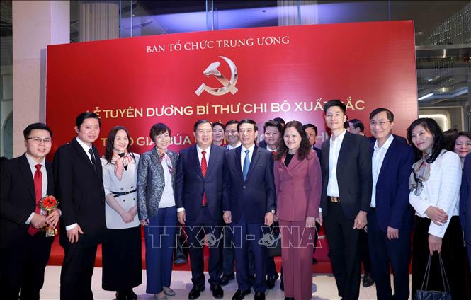 Các tác giả, nhóm tác giả đơn vị Thông tấn xã Việt Nam tại Lễ trao Giải Búa liềm Vàng lần thứ X. Ảnh: Phương Hoa - TTXVN