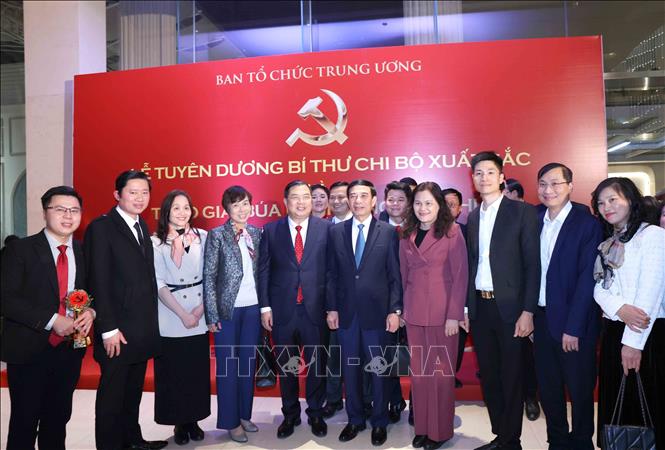 Các tác giả, nhóm tác giả đơn vị Thông tấn xã Việt Nam tại Lễ trao Giải Búa liềm Vàng lần thứ X. Ảnh: Phương Hoa - TTXVN