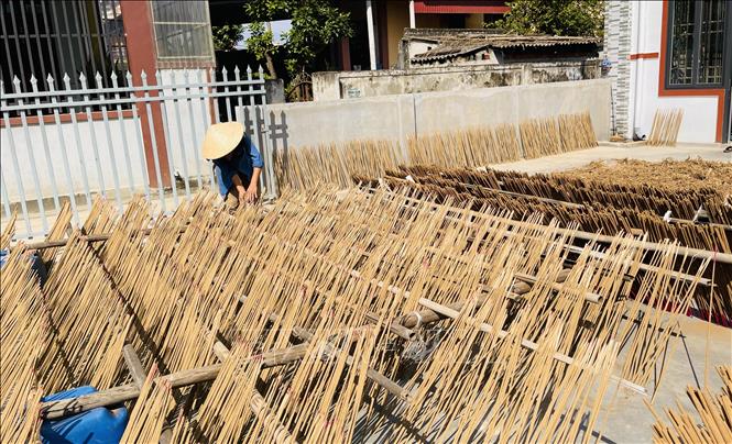 Quá trình làm hương tại thôn Quyết Thắng chủ yếu được làm thủ công dựa vào đôi tay khéo léo và kinh nghiệm của người làm đã tạo nên thương hiệu và nét đặc trưng riêng của làng nghề này. Ảnh: Võ Dung - TTXVN