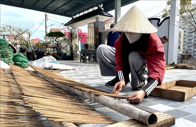 Để theo nghề, người làm phải có sức khỏe, sự kiên trì và nhẫn nại. Ảnh: Võ Dung - TTXVN
