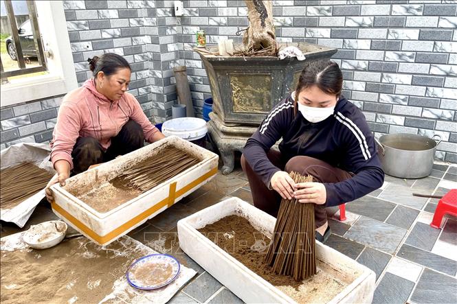 Các quy trình làm hương được làm thủ công, chủ yếu dựa vào đôi tay khéo léo và kinh nghiệm của người làm. Ảnh: Võ Dung - TTXVN