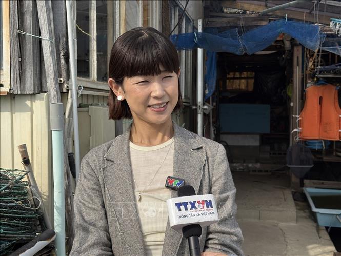 Bà Kaoru Sawa, nhà thiết kế trang sức từ vỏ trai của vùng hồ Biwa, trả lời phỏng vấn của phóng viên TTXVN. Ảnh: Xuân Giao - Pv TTXVN tại Nhật Bản