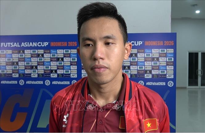 Đội trưởng Futsal Việt Nam Nguyễn Mạnh Dũng chia sẻ sau trận đấu. Ảnh: Minh Thái - Phóng viên TTXVN tại Indonesia
