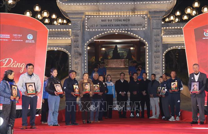 150 bức di ảnh đã được trân trọng gửi đến thân nhân gia đình các liệt sĩ tại chương trình