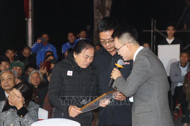 Khoảnh khắc cô Nguyễn Thị Vinh (xã Thạch Xuân), vợ liệt sĩ Trần Hữu Thanh đón nhận tấm di ảnh của người chồng đã hy sinh từ khi còn rất trẻ. Ảnh: Hoàng Ngà - TTXVN