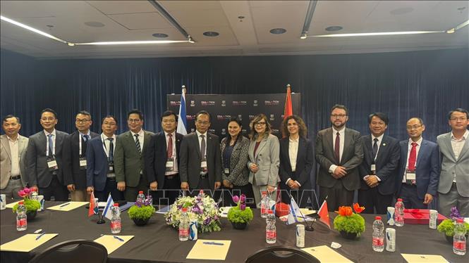 Đoàn ĐHQGHN chụp ảnh lưu niệm với các lãnh đạo Bộ Giáo dục Israel. Ảnh: Thanh Bình - PV TTXVN tại Israel