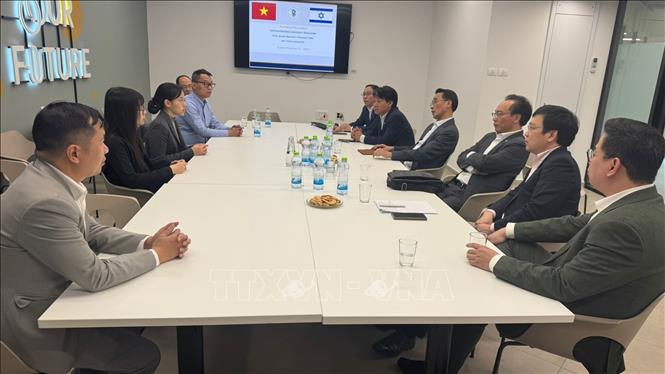 Giám đốc ĐHQGHN Hoàng Minh Sơn gặp gỡ các sinh viên Việt Nam đang theo học tại Viện Công nghệ Israel (Technion). Ảnh: Thanh Bình - PV TTXVN tại Israel