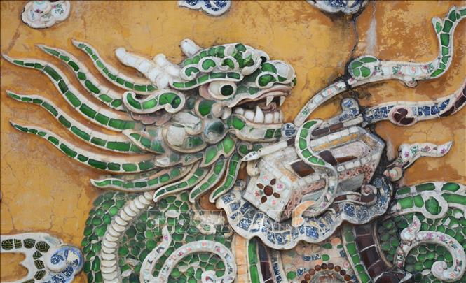 The exquisite and majestic beauty of the Dragon Horse is depicted by artisans using ceramics and porcelain on a stone screen in Hue. VNA Photo: Văn Dũng