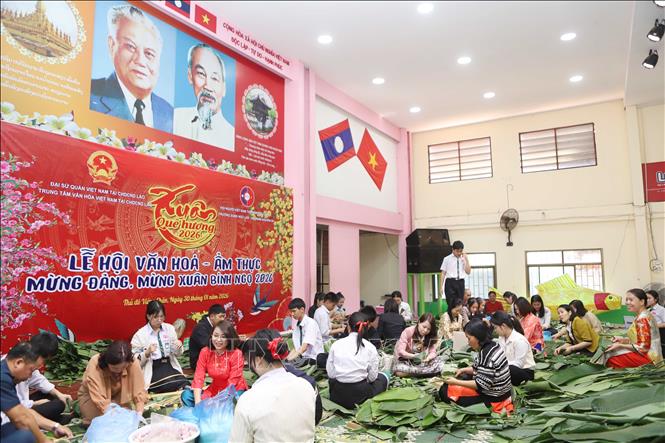 Thầy trò Trường song ngữ Lào - Việt Nam Nguyễn Du thủ đô Viêng Chăn chung tay gìn giữ và lan tỏa nét văn hóa đặc sắc Tết Cổ truyền Việt Nam ở Lào. Ảnh: Xuân Tú - PV TTXVN tại Lào