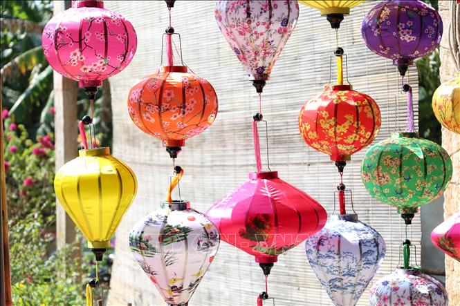 Sản phẩm lồng đèn Thiên Đăng của anh Lê Vĩnh Hà (phường Điện Bàn, thành phố Đà Nẵng) luôn đa dạng về mẫu mã, màu sắc, thu hút khách hàng. Ảnh: Khoa Chương - TTXVN