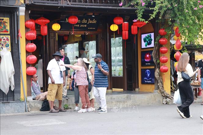 Đèn lồng truyền thống luôn hiện diện ở mọi ngõ ngách của Hội An (thành phố Đà Nẵng), tạo nên một không gian phố cổ vừa lung linh, vừa đậm hồn Việt. Ảnh: Khoa Chương - TTXVN