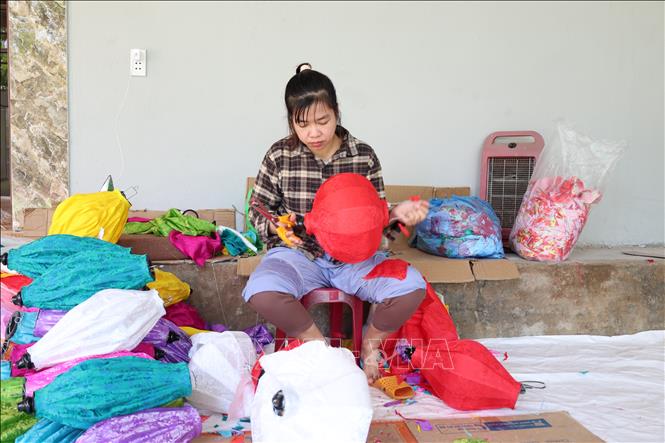 Sản phẩm lồng đèn tại xưởng sản xuất lồng đèn Thiên Đăng (phường Điện Bàn, thành phố Đà Nẵng) được làm hoàn toàn thủ công bằng những vật liệu truyền thống như tre, gỗ và đa dạng về kích cỡ. Ảnh: Khoa Chương - TTXVN