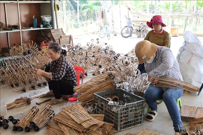 Sản phẩm lồng đèn tại xưởng sản xuất lồng đèn Thiên Đăng (phường Điện Bàn, thành phố Đà Nẵng) được làm hoàn toàn thủ công bằng những vật liệu truyền thống như tre, gỗ với đa dạng về kích cỡ. Ảnh: Khoa Chương - TTXVN