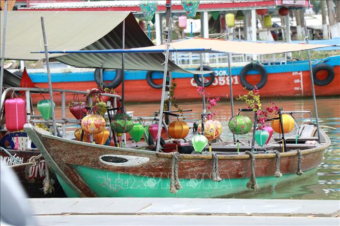 Lồng đèn truyền thống luôn hiện diện ở mọi ngõ ngách ở Hội An (thành phố Đà Nẵng), tạo nên một không gian phố cổ vừa lung linh, vừa đậm hồn Việt. Ảnh: Khoa Chương - TTXVN