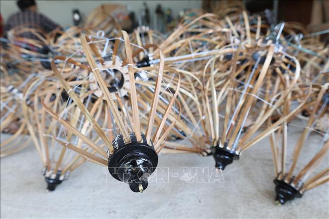 Sản phẩm lồng đèn tại xưởng sản xuất Thiên Đăng (phường Điện Bàn, thành phố Đà Nẵng) được làm hoàn toàn thủ công bằng những vật liệu truyền thống như tre, gỗ và đa dạng về kích cỡ. Ảnh: Khoa Chương - TTXVN