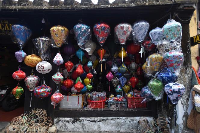 Lồng đèn truyền thống hiện diện ở mọi ngõ ngách tại Hội An (thành phố Đà Nẵng) tạo nên một không gian phố cổ vừa lung linh, vừa đậm hồn Việt. Ảnh: Khoa Chương - TTXVN