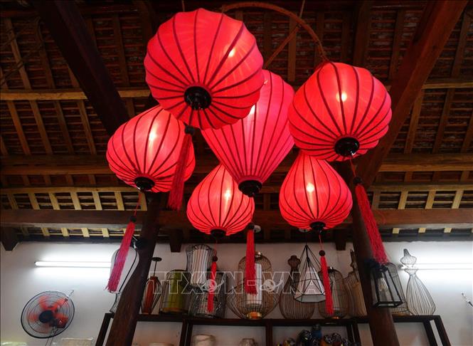Lồng đèn truyền thống luôn hiện diện ở mọi ngõ ngách tại Hội An (thành phố Đà Nẵng) tạo nên một không gian phố cổ vừa lung linh, vừa đậm hồn Việt. Ảnh: Khoa Chương - TTXVN