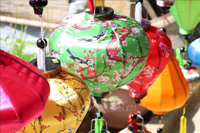 Xưởng sản xuất lồng đèn Thiên Đăng của anh Lê Vĩnh Hà (phường Điện Bàn, thành phố Đà Nẵng) là nơi cung cấp lồng đèn truyền thống cho nhiều nhà hàng, cơ sở, khách sạn tại Hội An. Ảnh: Khoa Chương - TTXVN