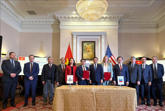 Đại diện Công ty Lọc hóa dầu Bình Sơn và đại diện tập đoàn năng lượng Chevron cùng các đại biểu tại lễ ký biên bản ghi nhớ. Ảnh: Ngọc Quang - PV TTXVN tại Mỹ