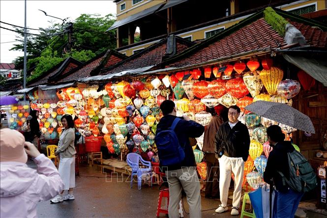 Lồng đèn truyền thống luôn hiện diện ở mọi ngõ ngách tại Hội An (thành phố Đà Nẵng) tạo nên một không gian phố cổ vừa lung linh, vừa đậm hồn Việt. Ảnh: Khoa Chương - TTXVN
