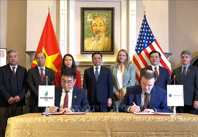 Đại diện Công ty Lọc hóa dầu Bình Sơn và đại diện công ty sản xuất nhiên liệu sinh học Marquis Energy ký biên bản ghi nhớ. Ảnh: Ngọc Quang - PV TTXVN tại Mỹ