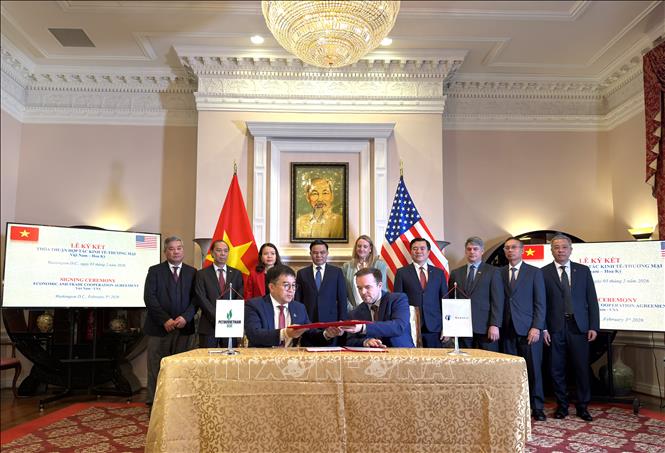 Đại diện Công ty Lọc hóa dầu Bình Sơn và đại diện công ty sản xuất nhiên liệu sinh học Marquis Energy trao biên bản ghi nhớ. Ảnh: Ngọc Quang - PV TTXVN tại Mỹ