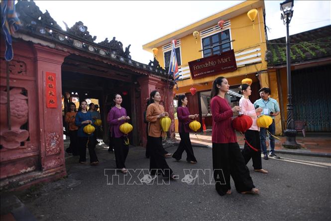 Lồng đèn truyền thống là 