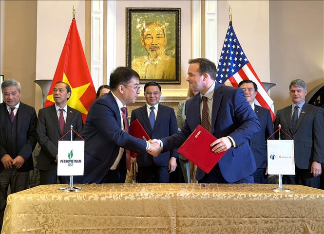 Đại diện Công ty Lọc hóa dầu Bình Sơn và đại diện Công ty sản xuất nhiên liệu sinh học Marquis Energy trao Bản ghi nhớ. Ảnh: Ngọc Quang - PV TTXVN tại Mỹ