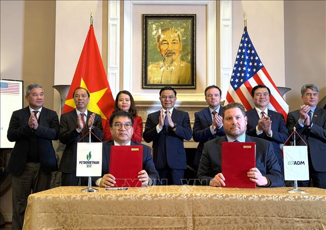 Đại diện Công ty Lọc hóa dầu Bình Sơn và đại diện ADM Asia-Pacific Trading Pte. Ltd. ký biên bản ghi nhớ. Ảnh: Ngọc Quang - PV TTXVN tại Mỹ