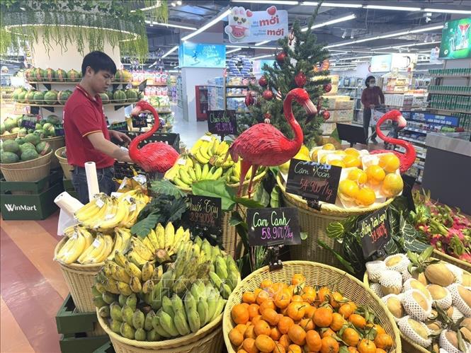Khu vực trái cây, hoa quả đa dạng được trưng bày bắt mắt, đảm bảo nguồn cung phong phú phục vụ nhu cầu mua sắm tăng cao dịp Tết. Ảnh: Quốc Lũy - TTXVN
