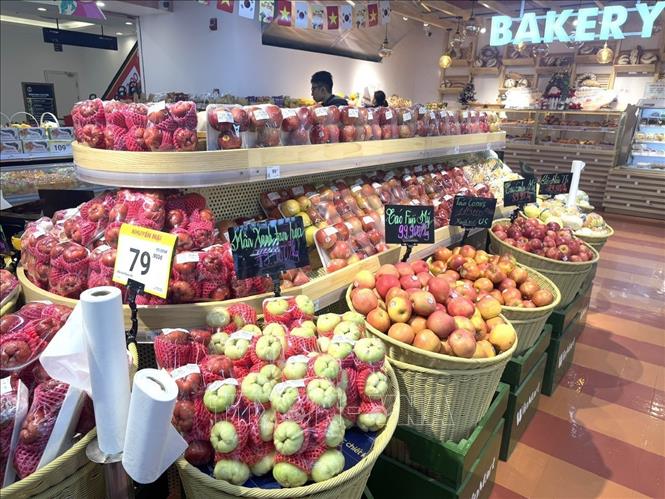 Gian hàng trái cây, hoa quả trong siêu thị được trưng bày bắt mắt, đảm bảo nguồn cung phong phú, phục vụ nhu cầu mua sắm tăng cao dịp Tết. Ảnh: Quốc Lũy - TTXVN