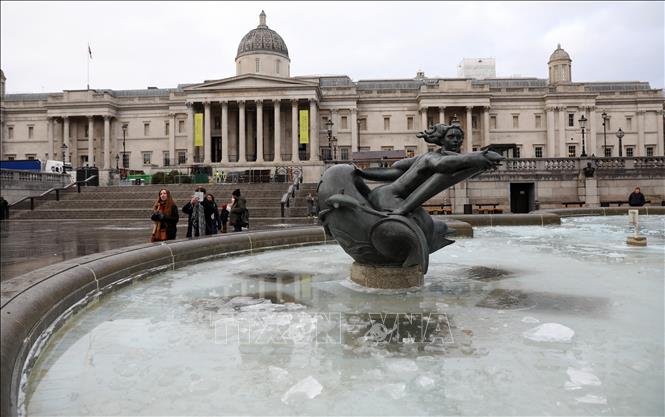 Đài phun nước ở London, Anh bị đóng băng một phần. Ảnh: THX/TTXVN