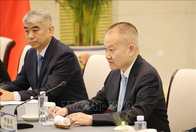 Trưởng Ban Liên lạc Đối ngoại Trung ương Đảng Cộng sản Trung Quốc Lưu Hải Tinh (phải) phát biểu tại cuộc hội đàm. Ảnh: Công Tuyên-PV TTXVN tại Trung Quốc
