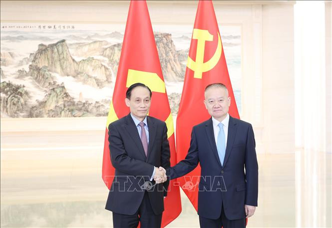 Bộ trưởng Bộ Ngoại giao Lê Hoài Trung (trái) và Trưởng Ban Liên lạc Đối ngoại Trung ương Đảng Cộng sản Trung Quốc Lưu Hải Tinh (phải). Ảnh: Công Tuyên-PV TTXVN tại Trung Quốc